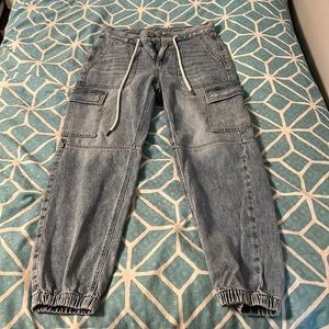 Blue jeans with drawstring and cargo pockets